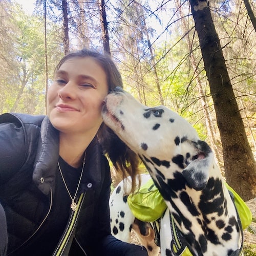 Femme avec son dalmatien en randonnée