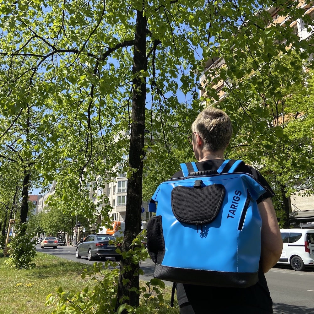 Frau trägt MountainRock Backpack in der Special Edition Dark Sky Blue.